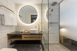 Oaks Wellington Hotel Hotel Room City View Bathroom 600x400px